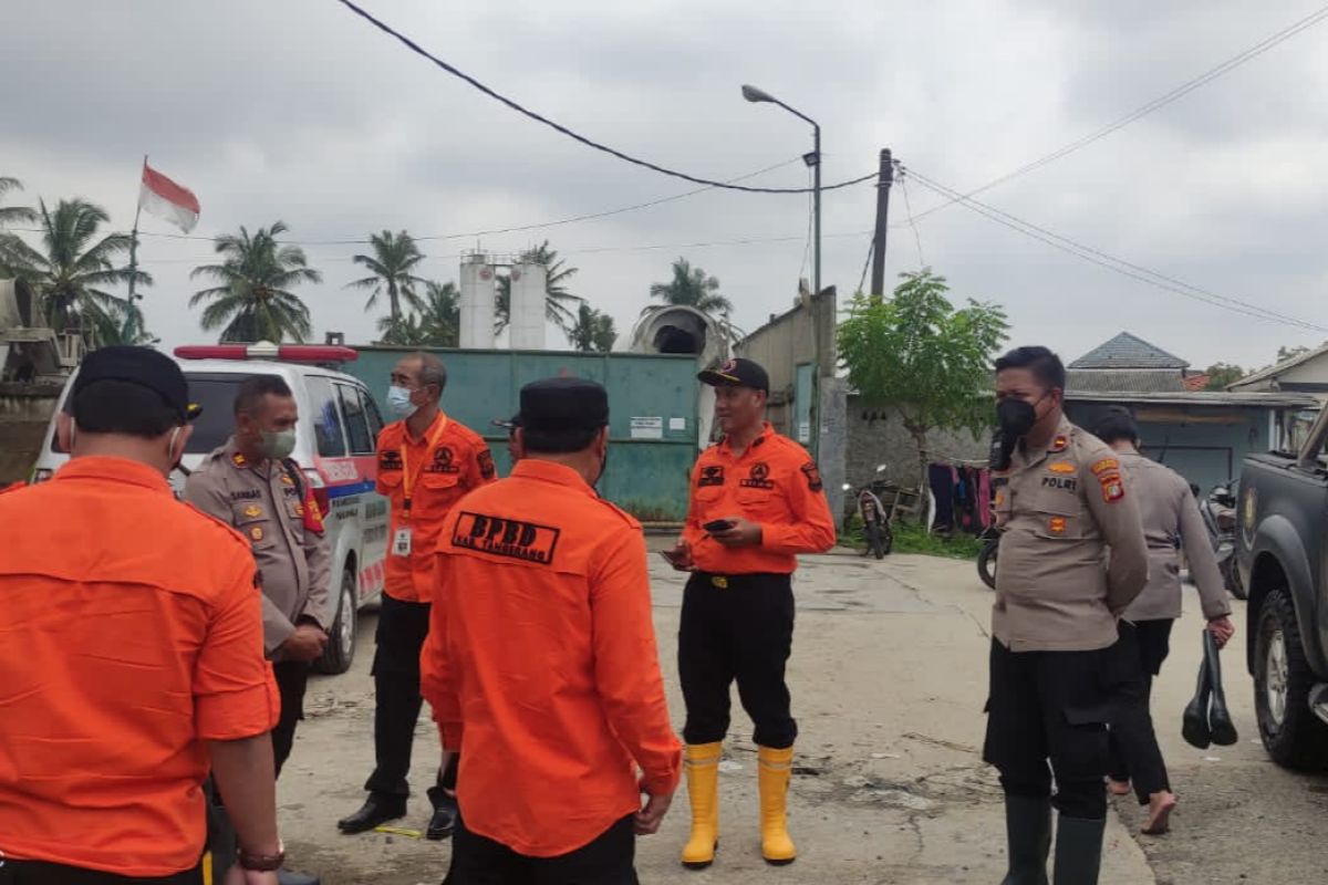 BPBD Kabupaten Tangerang terjunkan perahu untuk bantu korban banjir