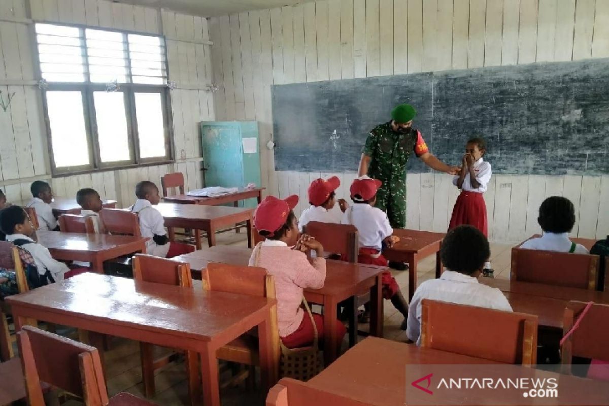 Babinsa mengajar wawasan kebangsaan siswa SD YPPK Waghete Papua