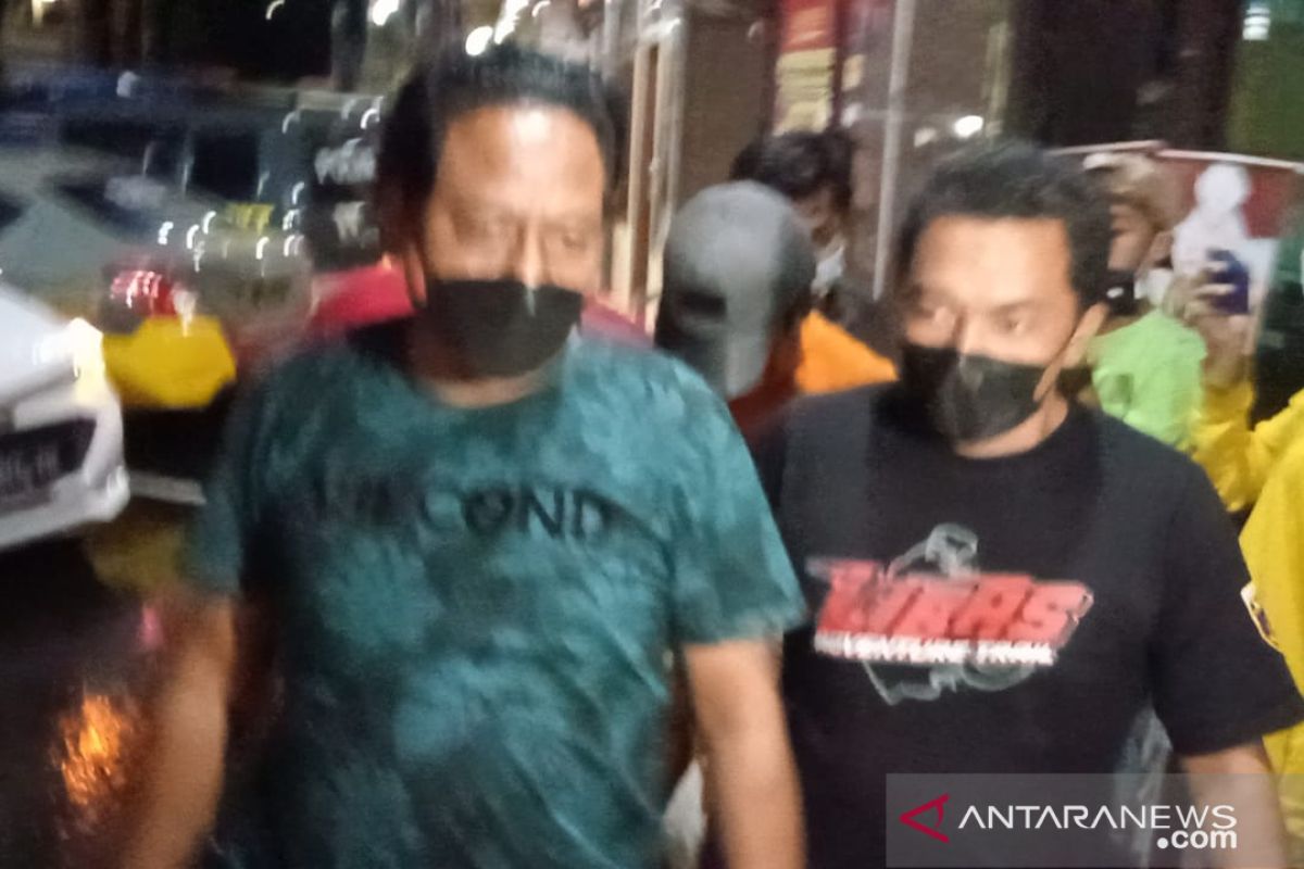 Penendang sesajen di lokasi erupsi Semeru tiba di Polres Lumajang