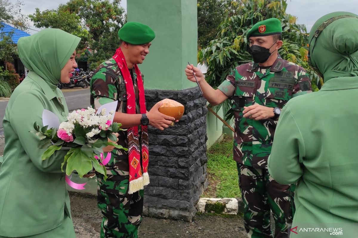 Pertama injak Makodim 1002/HST, Gagang disambut dengan tradisi minum air kelapa