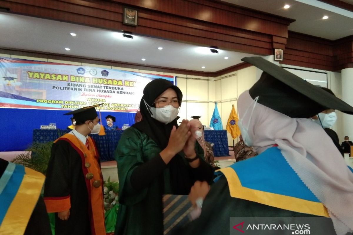 Politeknik Bina Husada Kendari wisuda 128 lulusan dengan prokes