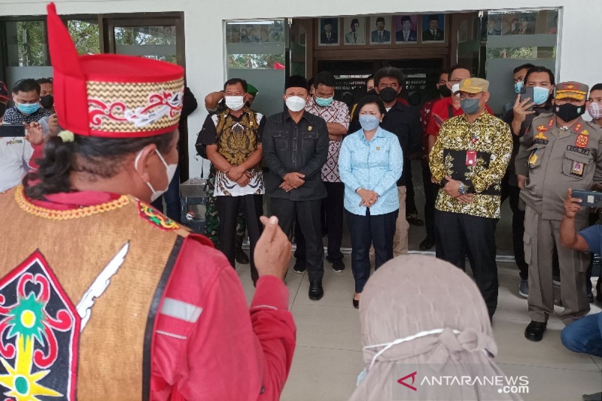 Tangis warga pecah di kantor DPRD Kotim adukan perusahaan sawit