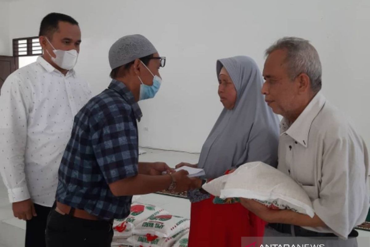 Pengajian Al-Ikhlas serahkan bantuan ke DPD Pertuni Sumut