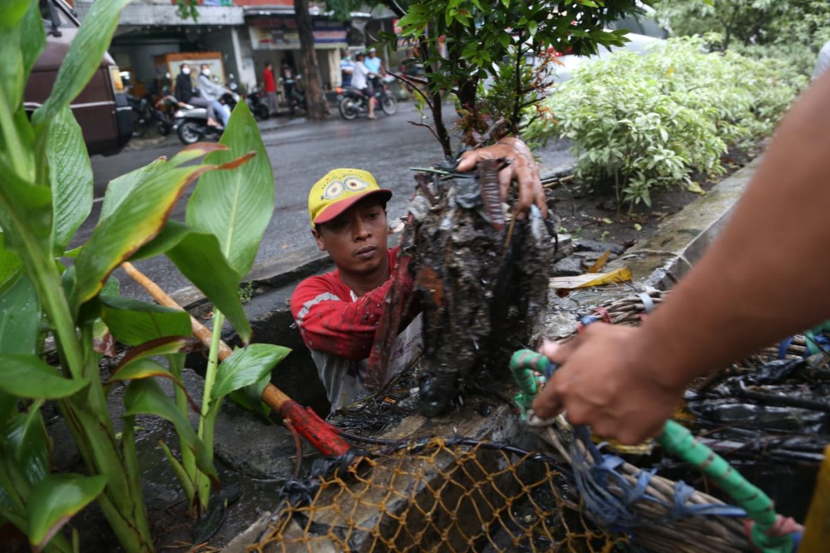 Wali Kota Eri minta penambahan  penyambung  saluran air di Ngagel Surabaya