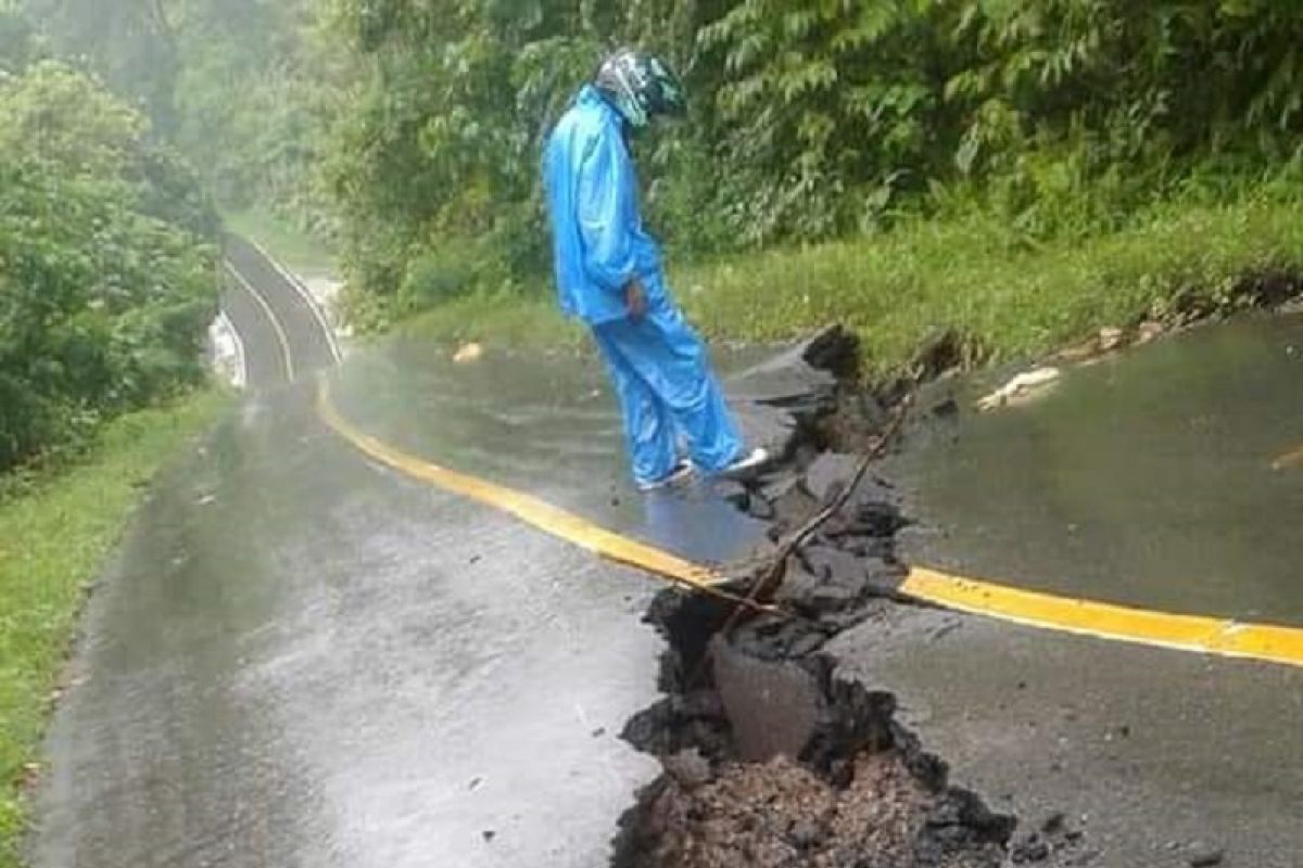 Kerusakan jalan Piru - Taniwel diperbaiki normalkan transportasi, begini kronologinya