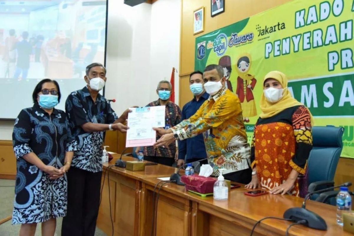 Pemkot Jaktim serahkan akta perkawinan kepada 377 pasangan suami-istri