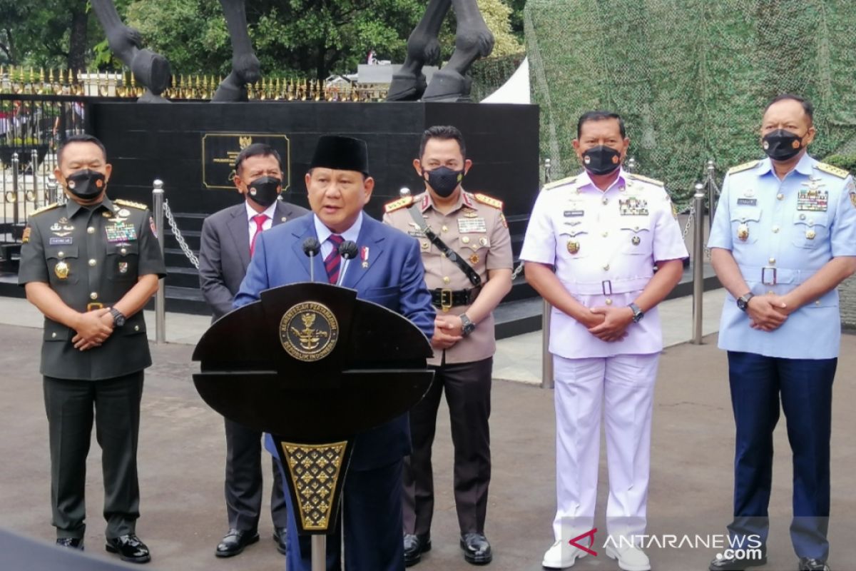 Menhan serahkan beberapa dokumen pertahanan strategis kepada TNI