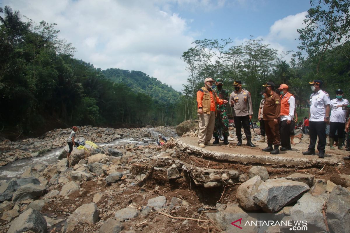 Pemkab Probolinggo bangun dua jembatan putus diterjang banjir bandang