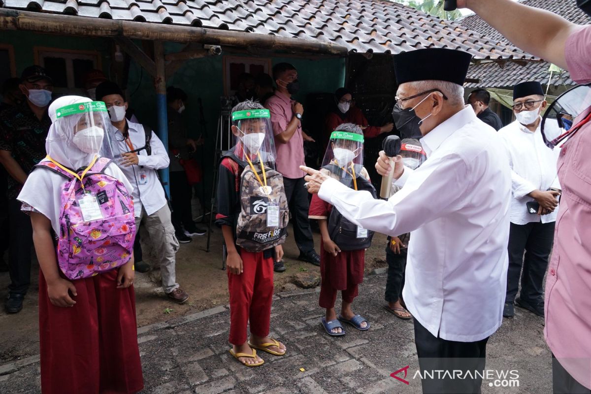 Vice President hands out social assistance to Banten quake victims