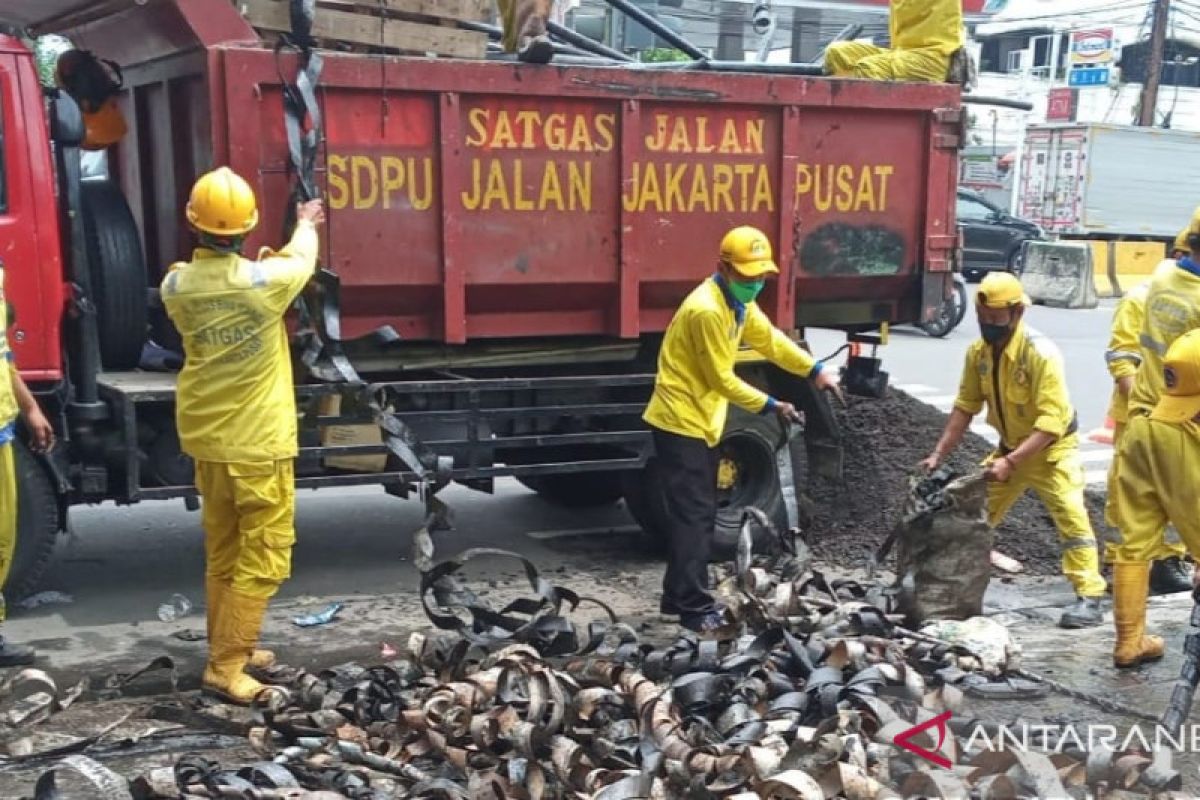 Sudin Bina Marga Jakpus temukan gulungan kulit kabel di gorong-gorong