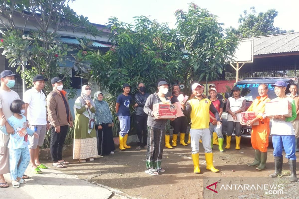 Pengurus TPST-3R berikan penghargaan kepada tukang sampah