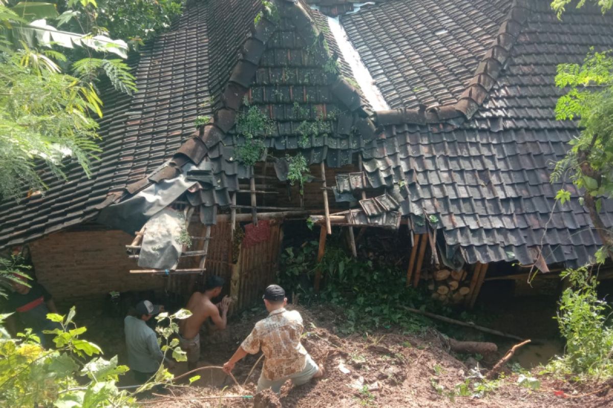 Hujan lebat sebabkan longsor di dua desa di Kudus