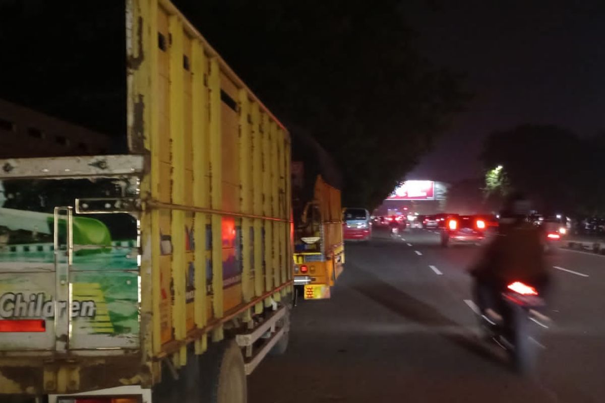 Masyarakat keluhkan parkir sembarangan truk sayur di jalan Sudirman Tangerang