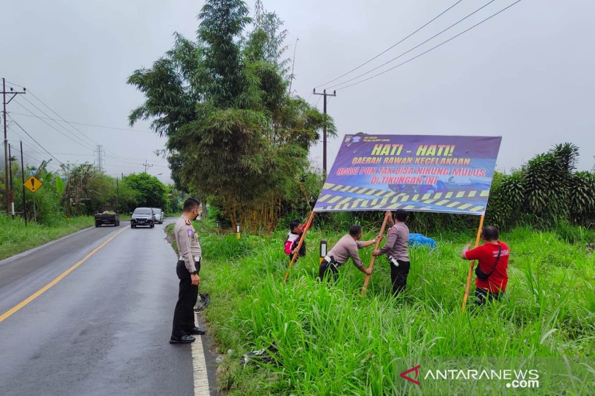 Polres Rejang Lebong pasang baliho peringatan lokasi rawan lakalantas