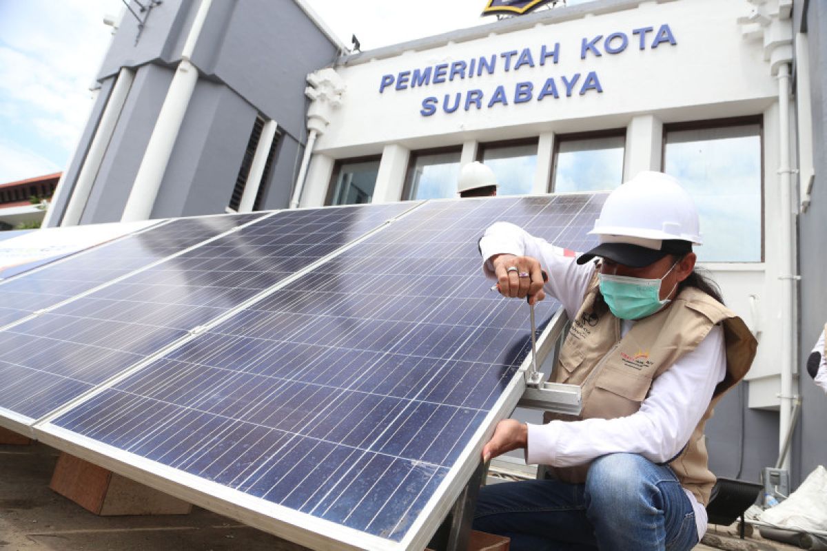 Atap Balai Kota Surabaya dipasangi panel sel surya