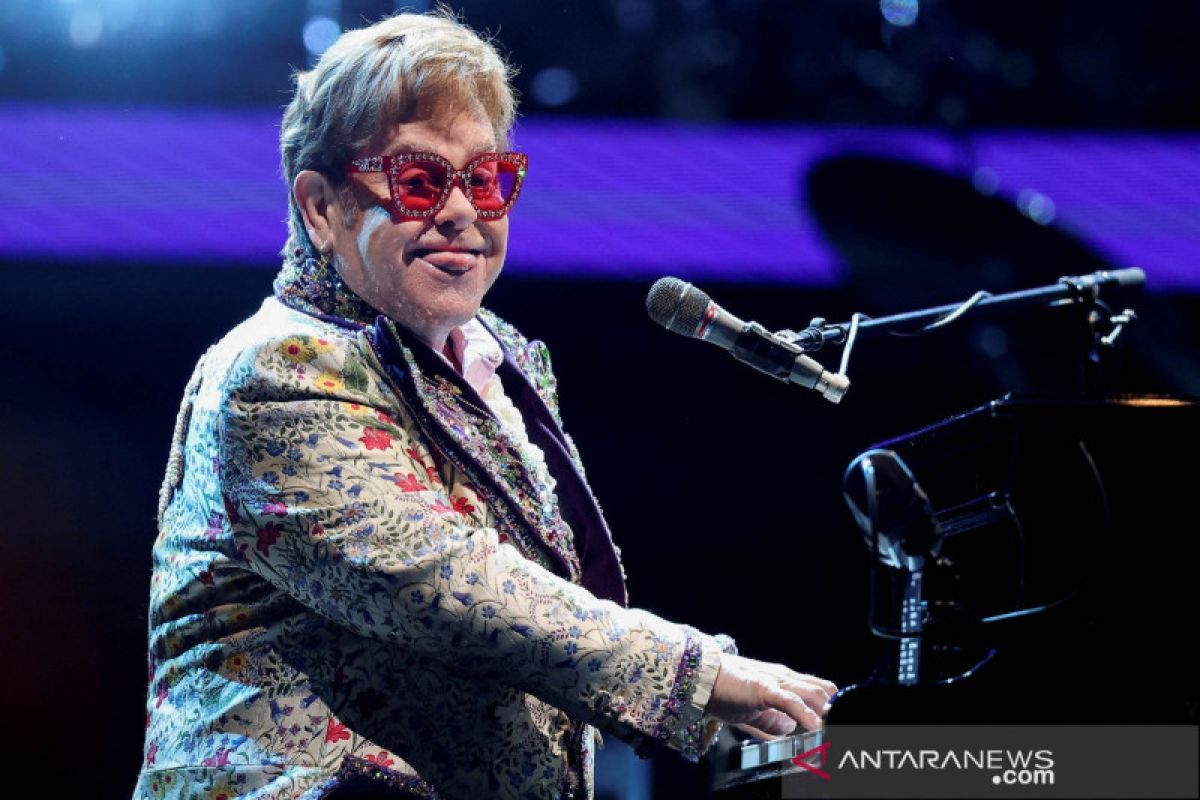 Elton John positif COVID-19, konser kembali ditunda