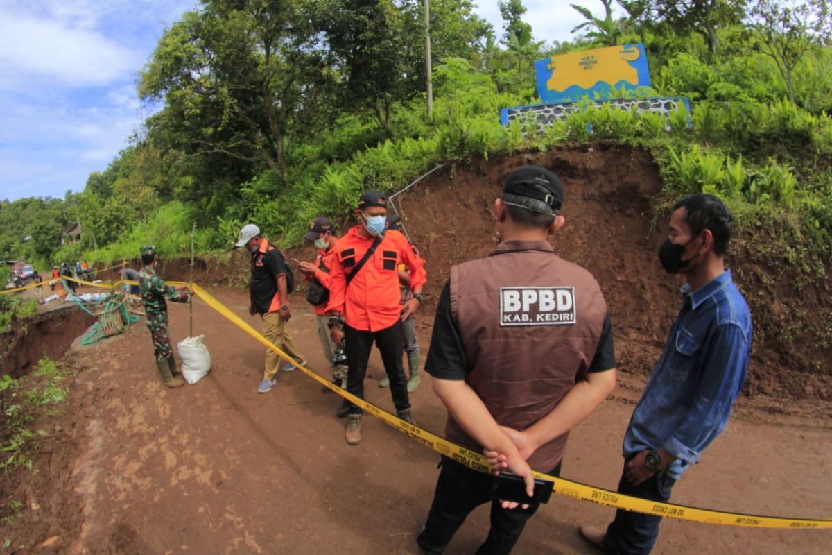 Bupati Kediri perintahkan jajarannya perbaiki kerusakan akibat banjir
