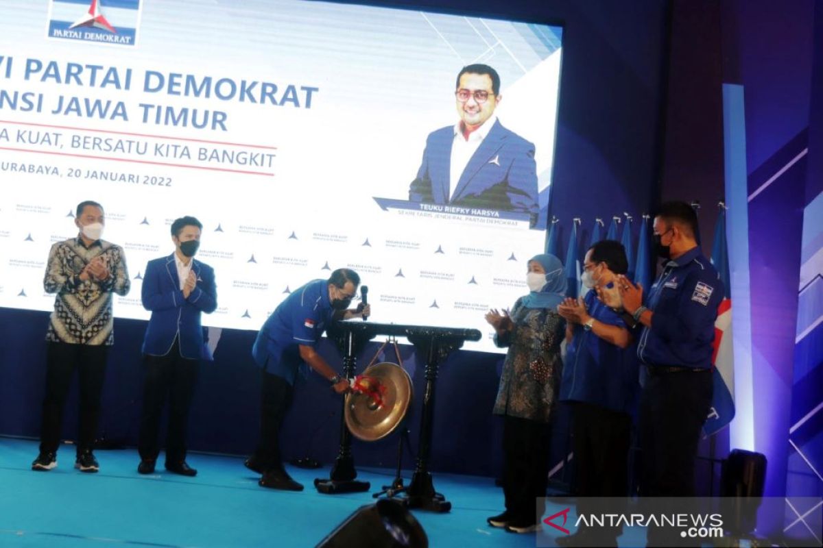 AHY sapa Khofifah dan Wali Kota Eri Cahyadi saat buka Musda Demokrat