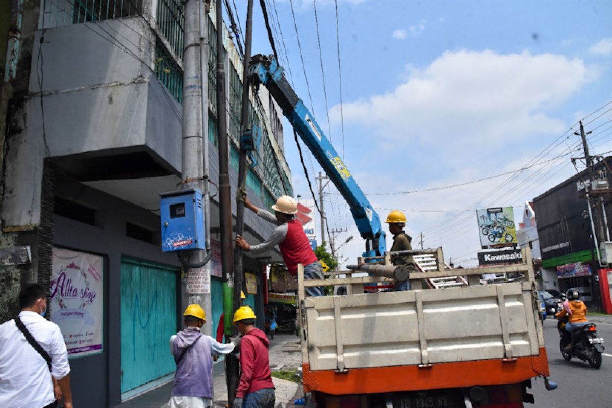 Yogyakarta menertibkan tiang jaringan fiber optik tidak berizin