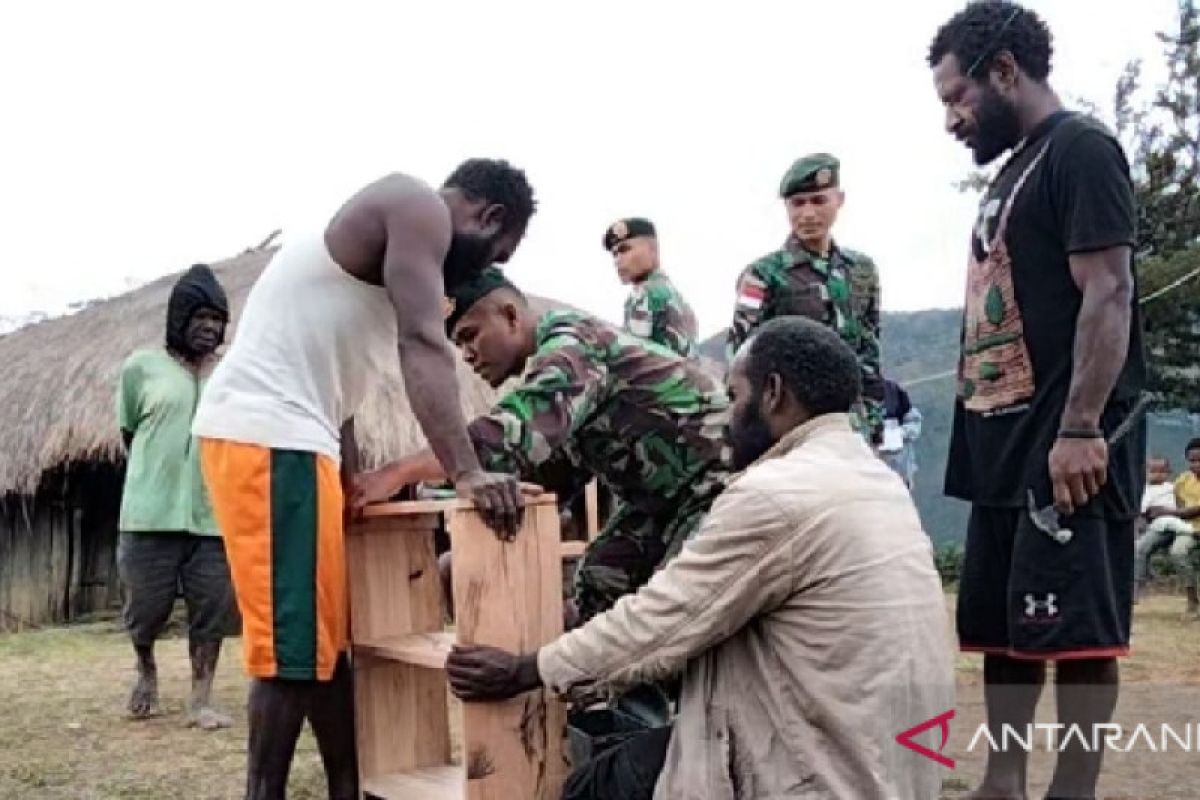 Satgas TNI Yonif 412 ajarkan keterampilan rumah tangga warga Tiom Papua