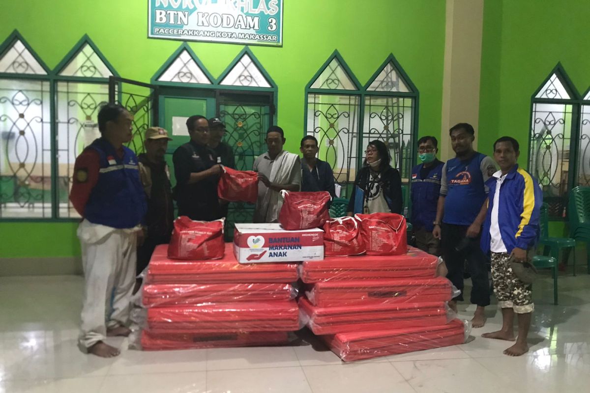 Dinsos-BPBD Sulsel salurkan bantuan korban banjir di Makassar