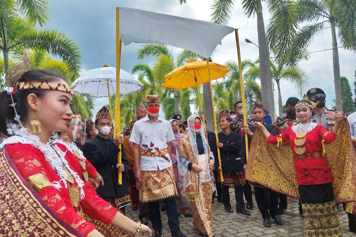 Ganjar Pranowo kenakan pakaian adat Lampung saat kunjungi Pesawaran