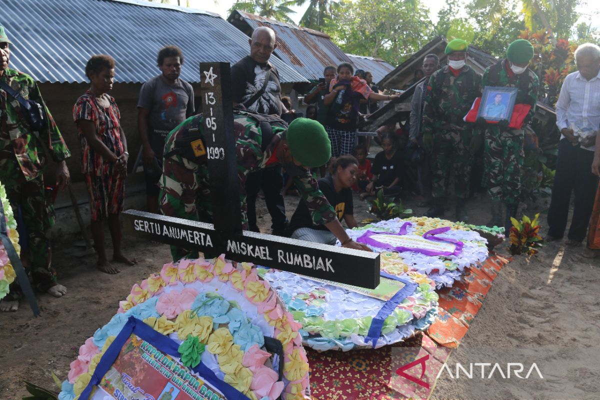 Sertu Anumerta Miskael Rumbiak dimakamkan di Friwen Raja Ampat