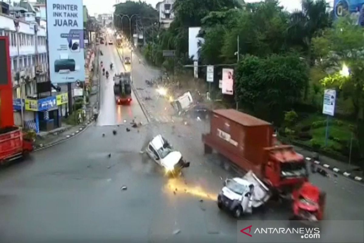 Tabrakan maut di lampu merah Simpang Rapak Balikpapan