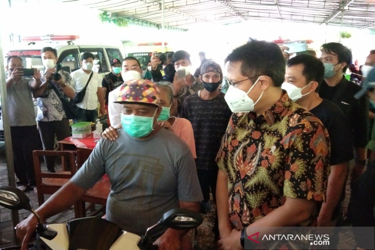 Health minister reviews COVID-19 vaccination for elderly in Bantul