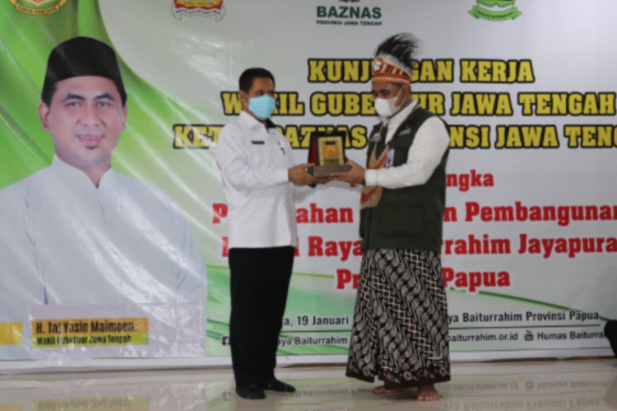 Biar cepat selesai, Wagub Jateng serahkan bantuan ke Masjid Raya Papua