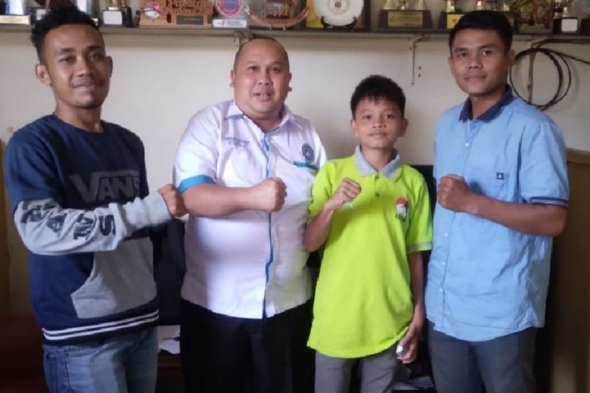 Ketua ASKAB PSSI Palas sambut Pangulu Siregar pemain tim FOSSBI U -12 Sumut