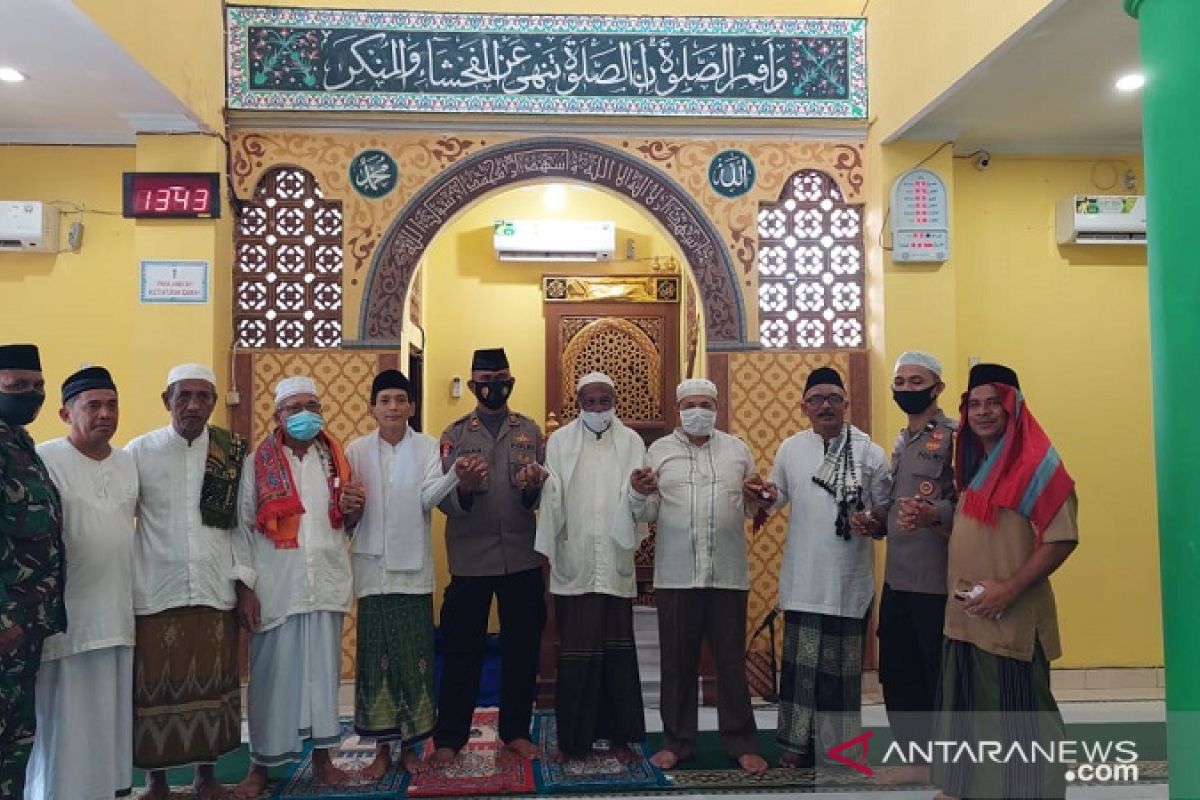 Polisi edukasi jamaah masjid patuhi prokes COVID-19 di Ambon