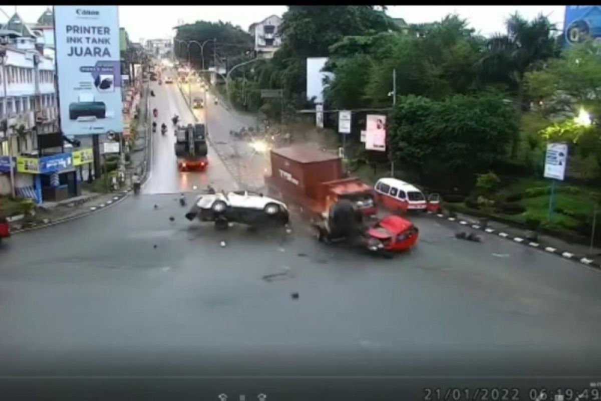 Laka lantas mengerikan di Balikpapan, truck tronton hantam 20 kendaraan