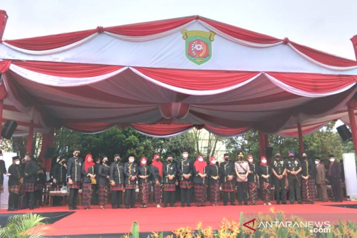 Wali Kota Andi Harun berpakaian takwo dan Sarung Samarinda