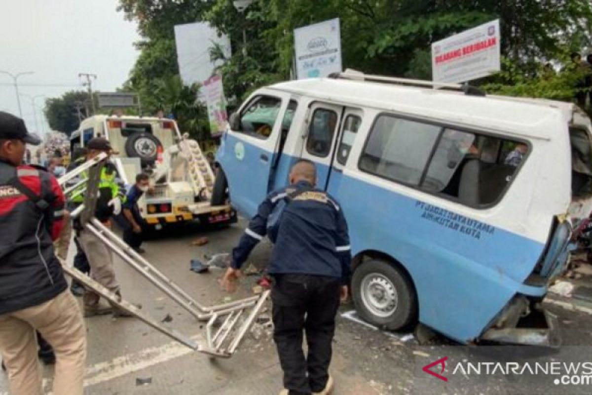 Truk tronton rem blong di turunan Rapak lima tewas dan puluhan luka,