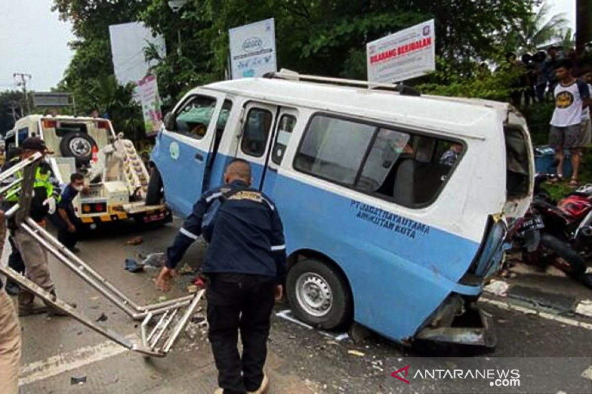 Lima tewas dan puluhan luka, truk tronton rem blong di Turunan Rapak