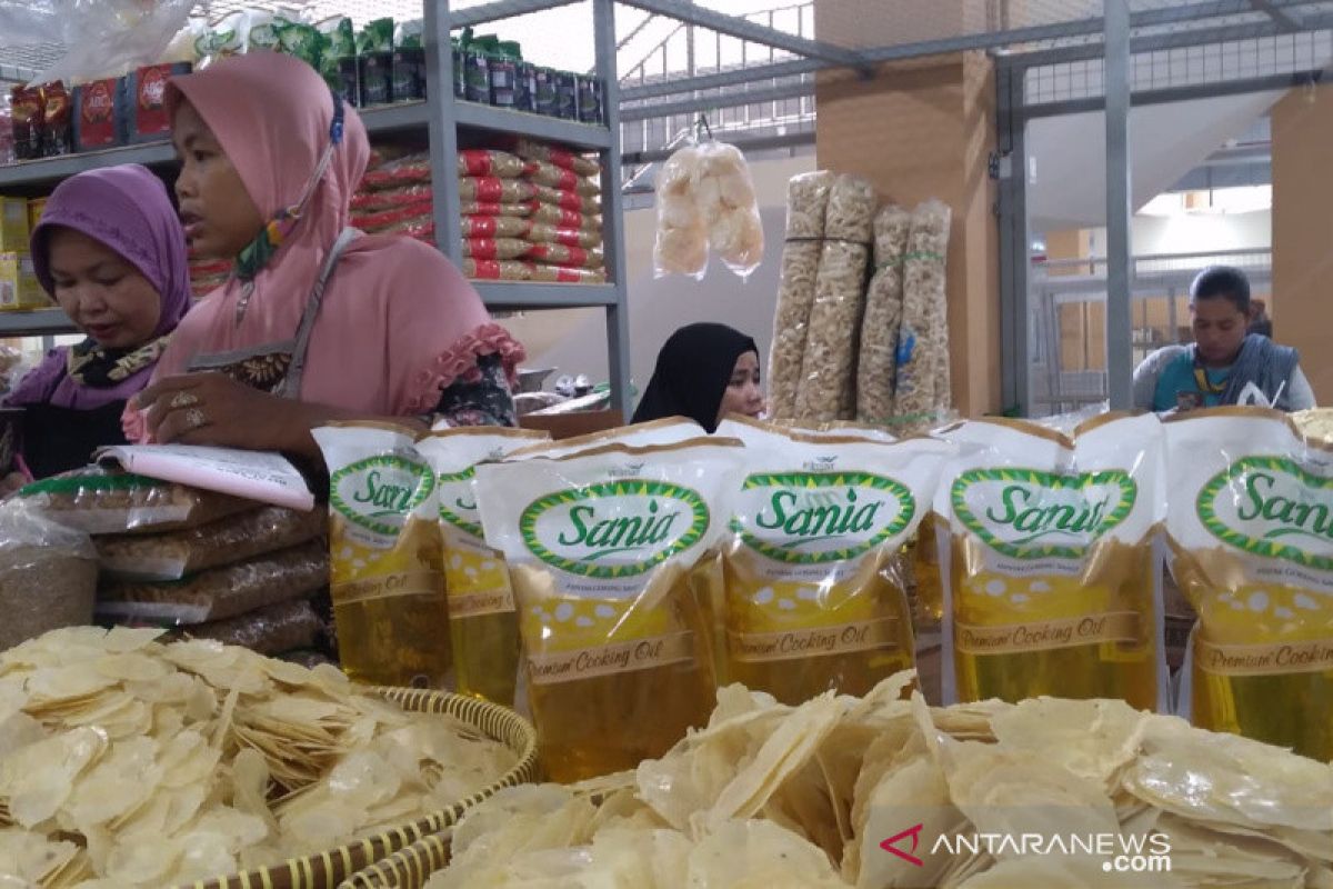 Sejumlah pedagang di Solo  masih jual minyak goreng di atas ketentuan