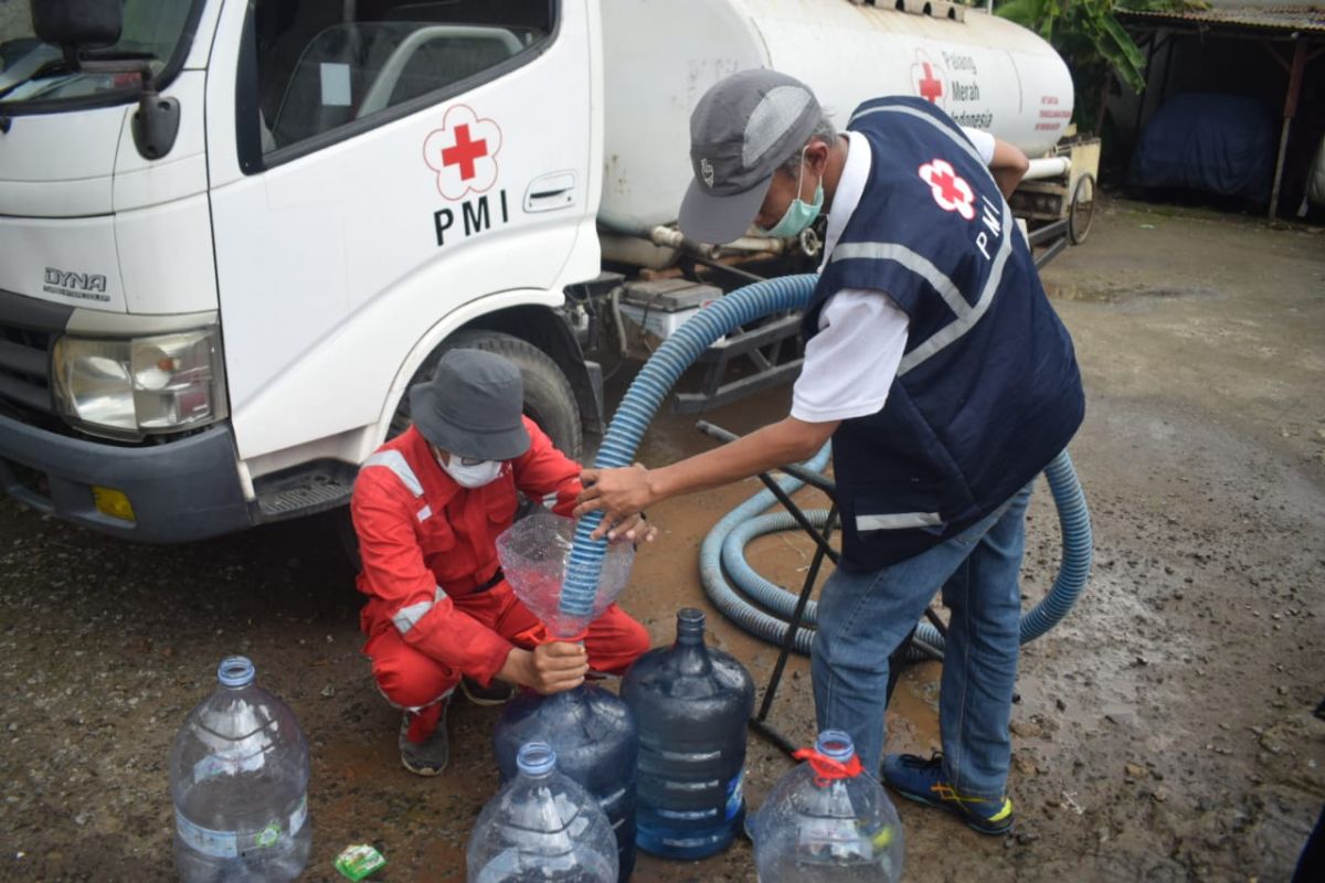 PMI Kota Tangerang salurkan air bersih ke warga Benda terdampak banjir