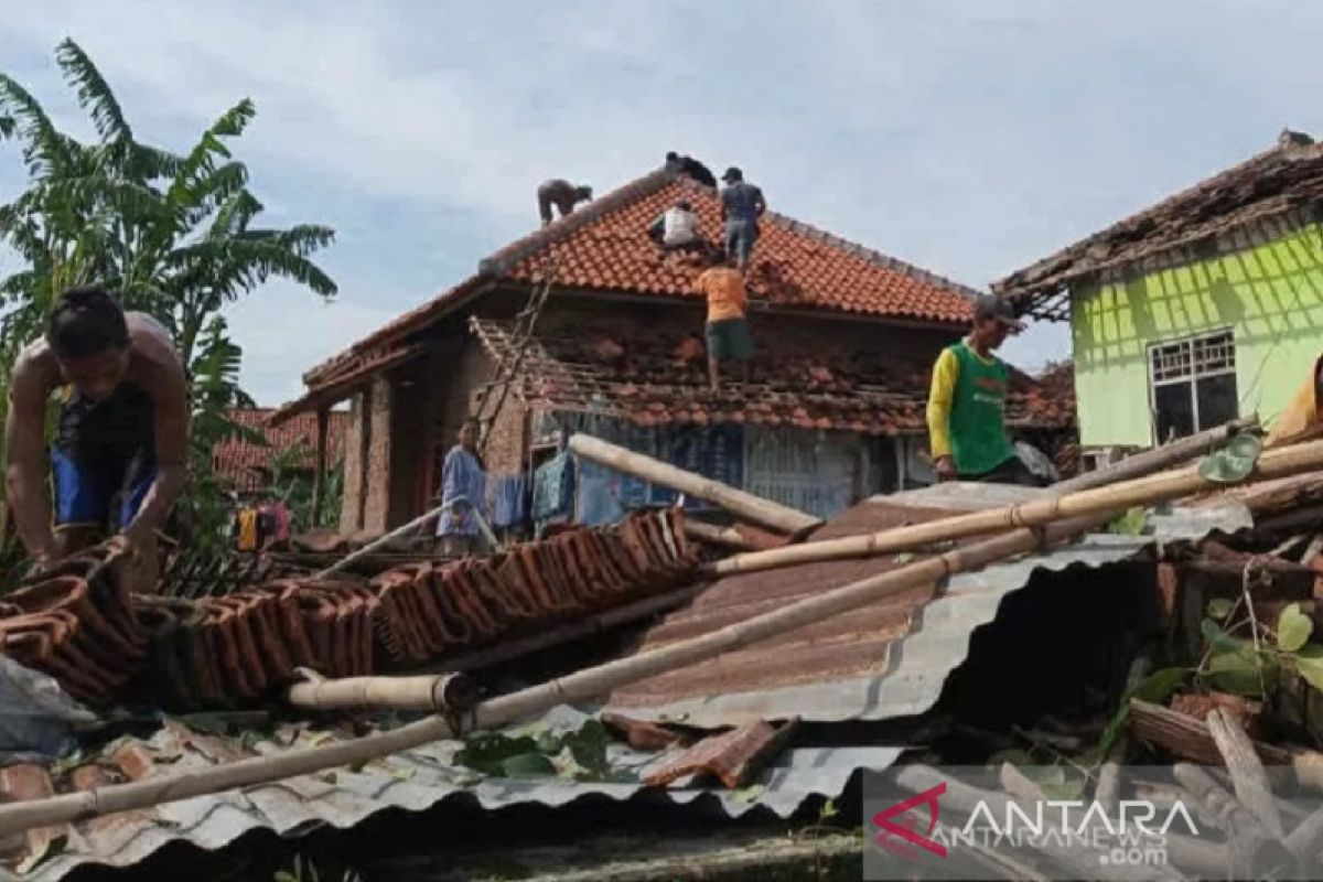 Sekitar 100 rumah di Karawang rusak akibat puting beliung selama beberapa pekan terakhir