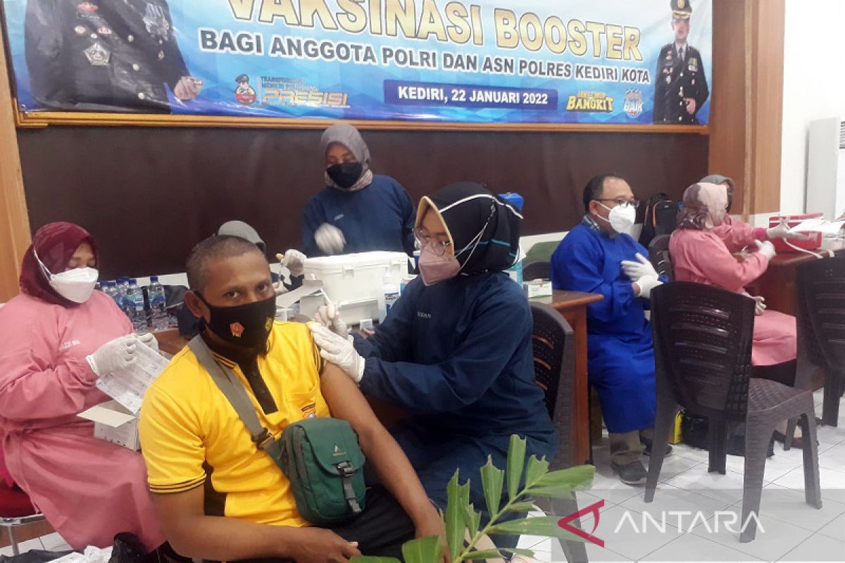 Ratusan anggota Polres Kediri Kota disuntik vaksin COVID-19 penguat