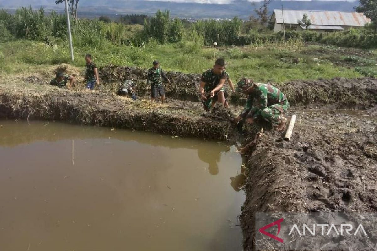 Satgas TNI Yonif RK 751/VJS bangun kolam ikan warga Walesi Papua