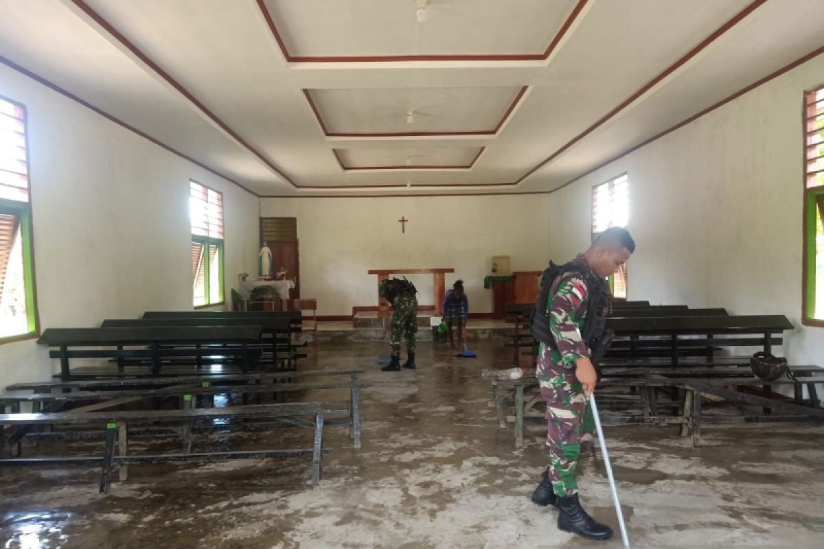 Satgas TNI Yonif 711 bersihkan gereja di perbatasan RI-PNG