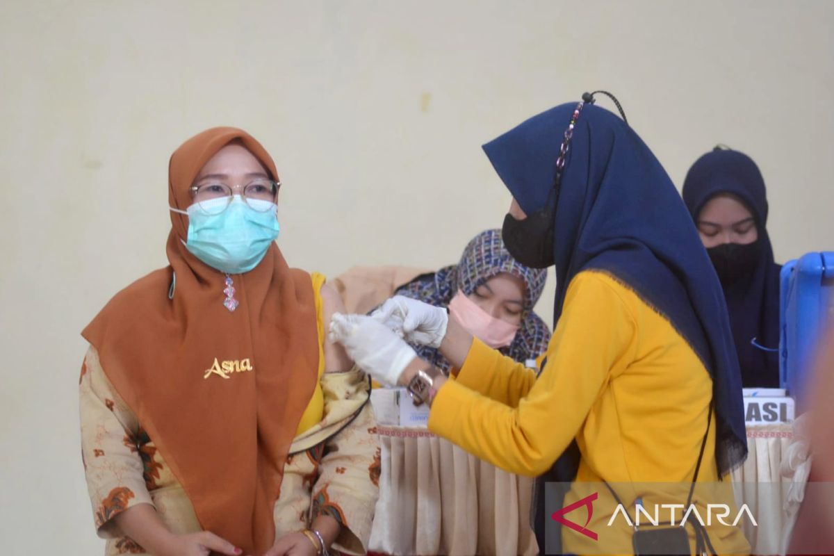 Dinas Pendidikan Gorontalo Utara gelar vaksinasi booster bagi tenaga pendidik
