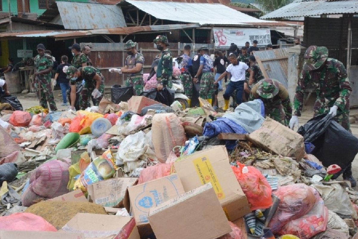 Prajurit Korem 172/PWY kerja bakti di lokasi bekas banjir di Abepura