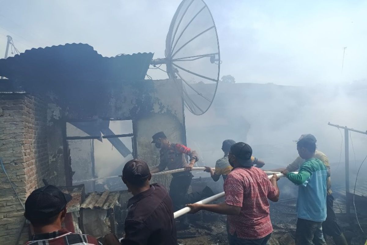 Satu unit rumah di Dolok Merawan ludes terbakar