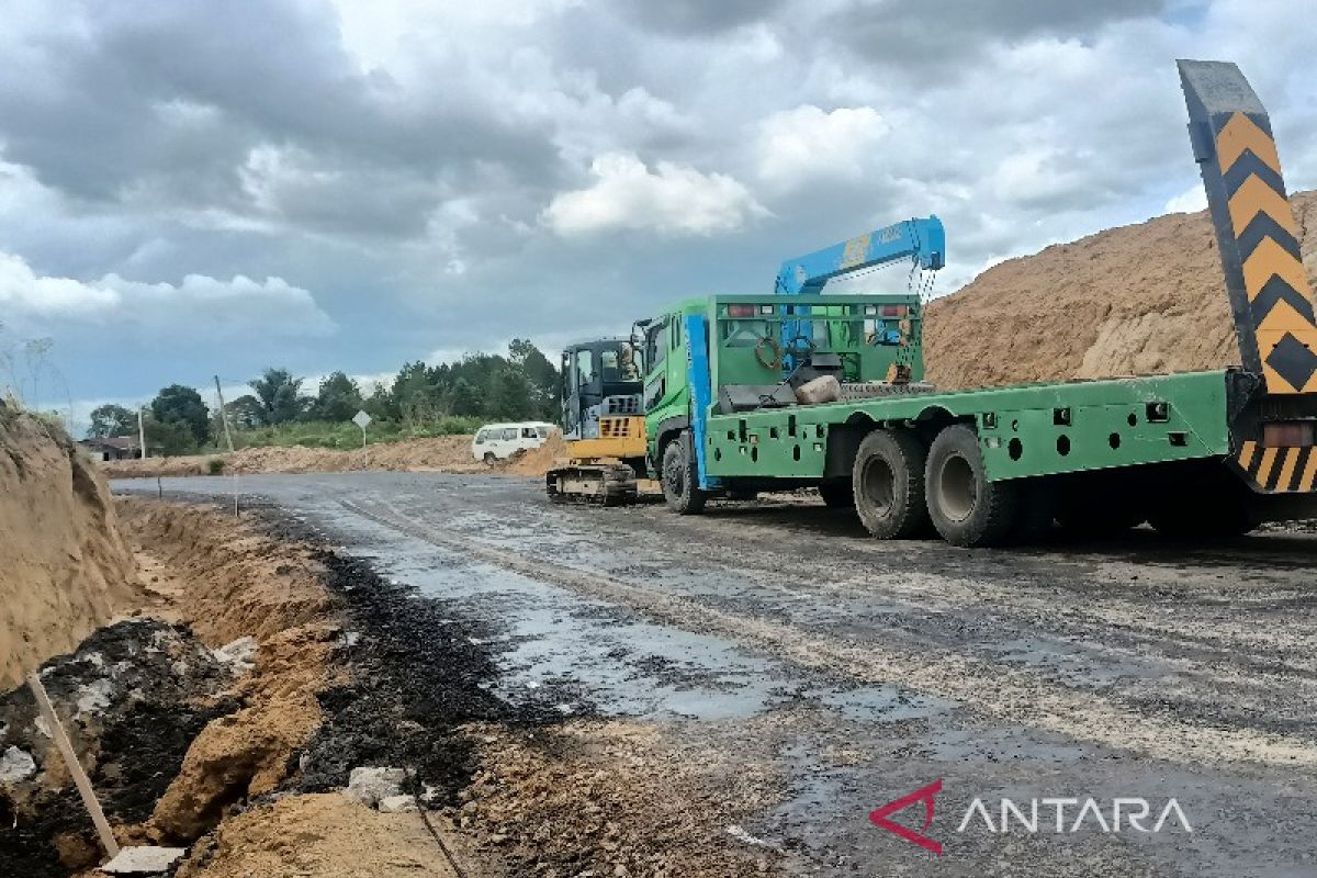 Dari tembok semen berganti alat berat, kelilip blokade jalan Soekarno di Taput berlanjut hingga seringai makian