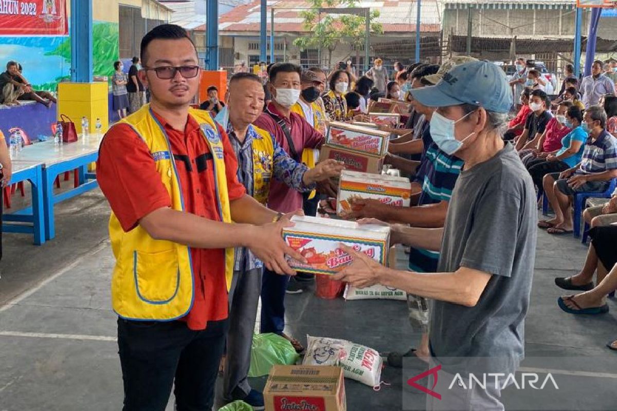 Lions Club Medan Thamrin bagikan ratusan paket sembako sambut Imlek
