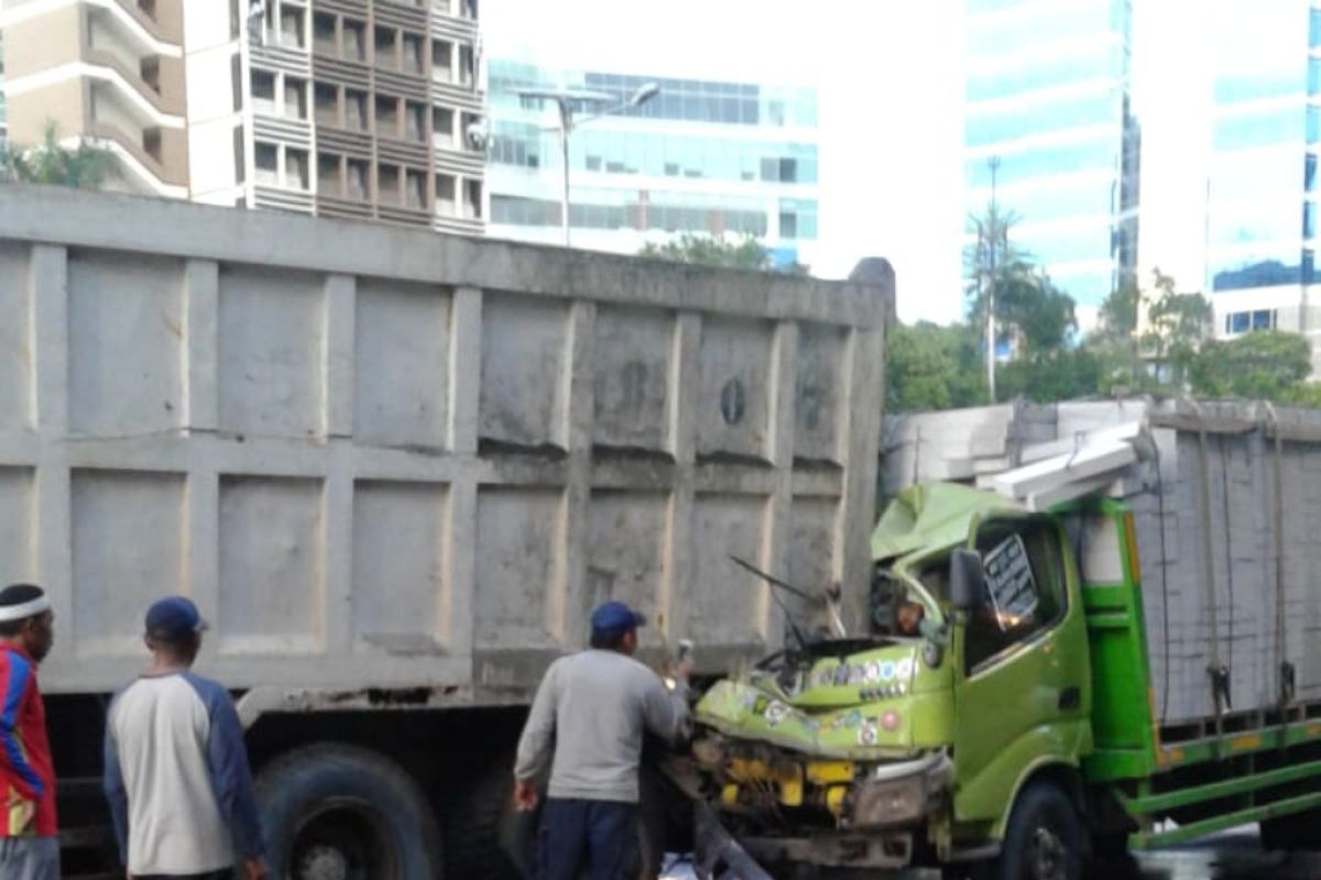 Sopir truk tewas di tempat setelah tabrak truk sedang berhenti