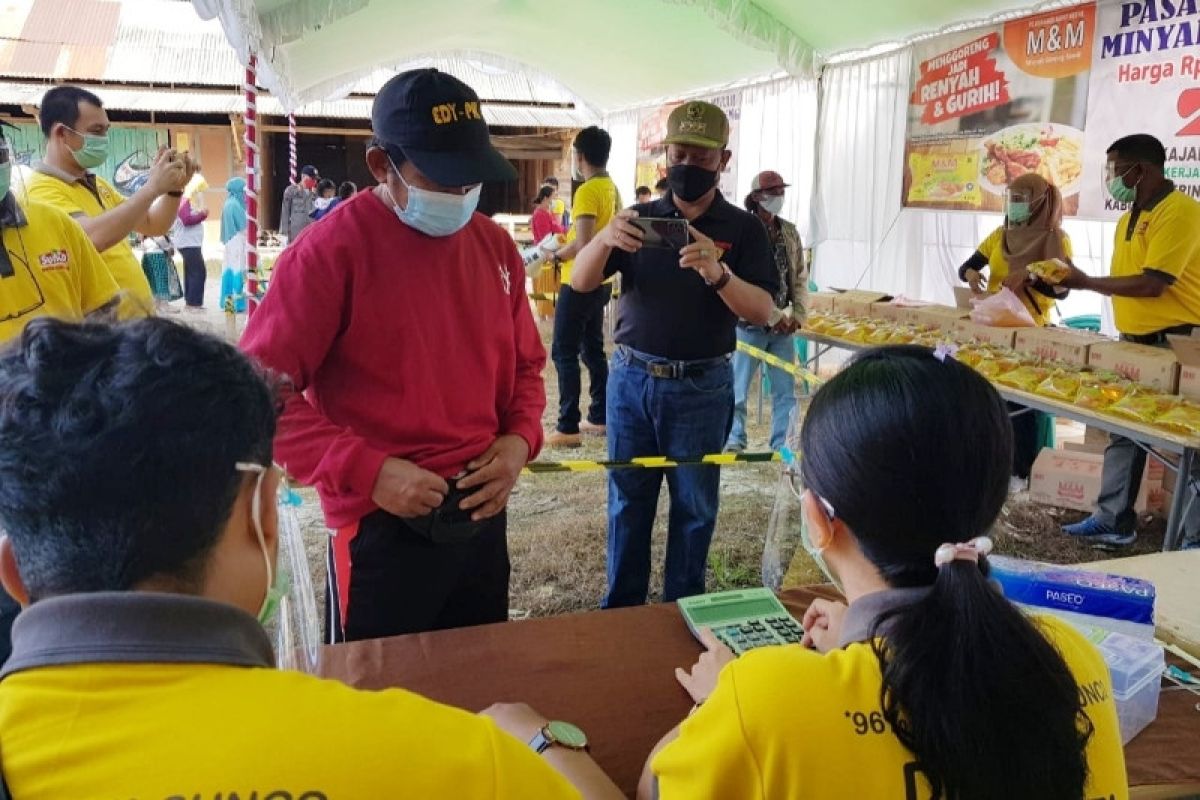 Operasi pasar minyak goreng Musim Mas Group bersama Pemkab Kotim diserbu warga