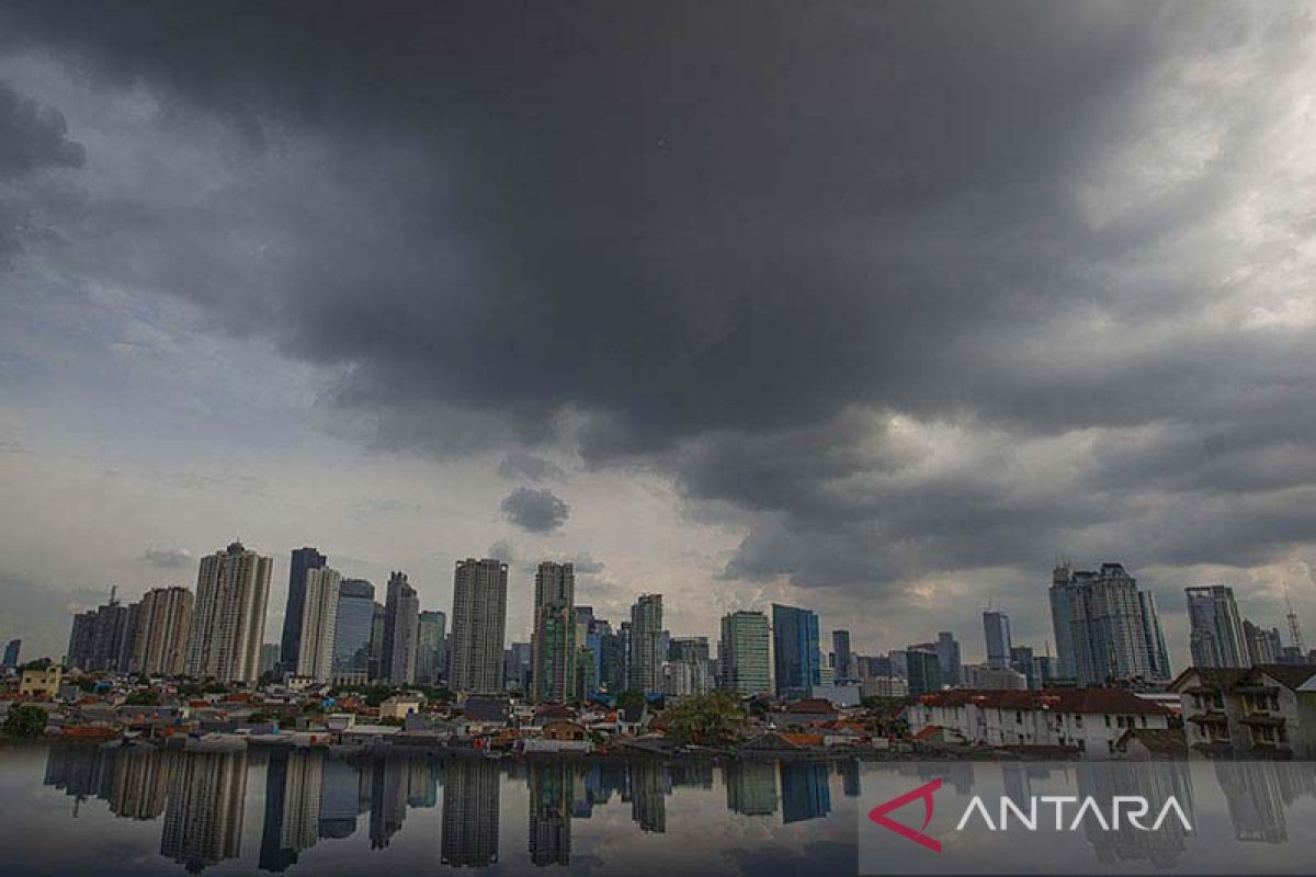 Hujan disertai petir dan angin kencang diperkirakan melanda Jakarta